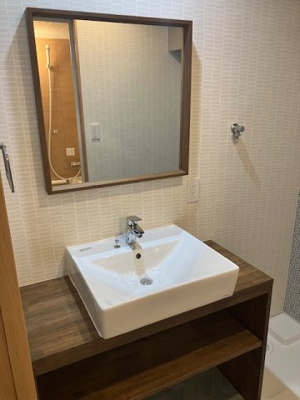 【洗面所】 | 進和江坂アーバンライフ | スタイリッシュなデザインの洗面台！洗面ボウル下を収納スペースとして活用できます。