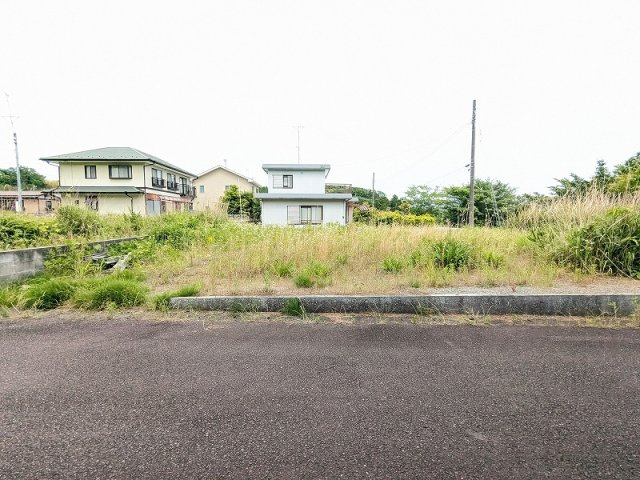 富岡町小浜497番地98の前面道路含む現地写真