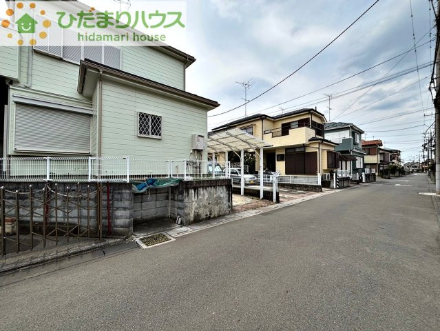 上尾市大谷本郷　中古一戸建ての前面道路含む現地写真
