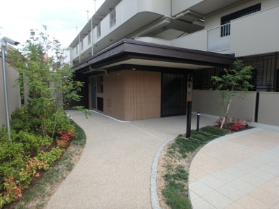 【エントランス】 | ベルヴィ甲東園 | ゆとりのあるエントランスです