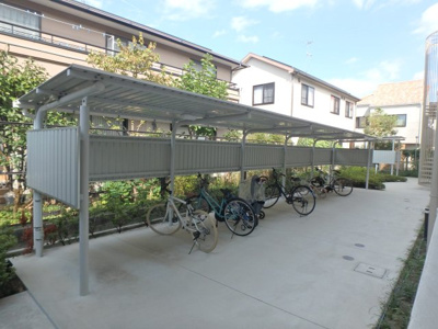 【その他共用部分】 | ベルヴィ甲東園 | 屋根付き駐輪スペースです