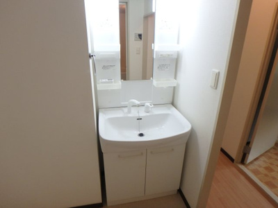 【洗面所】 | ベルヴィ甲東園 | ゆったりとスペースのある洗面所