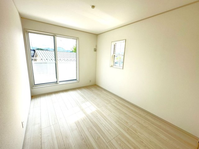 京阪京都交通バス『横田上』バス停まで徒歩４分♪ガーデンスペース付４ＬＤＫ☆南丹市園部町横田の洋室|洋室