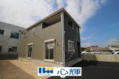 【外観】 | クレイドルガーデン宇部市文京町第一（1号棟） | 家の顔となる玄関は洋風なデザイン。スッキリとした広さを確保し、沢山のゲストを迎えても安心です。