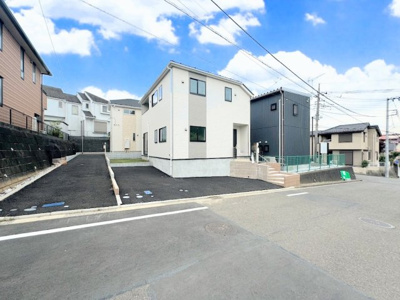 【前面道路含む現地写真】 | ◇◆上山３丁目　新築戸建て　全2棟◆◇ | ◆ゆったりとした駐車スペースを確保いたしましたので、お車3台駐車できます。自転車やバイクなど、ゆとりのある敷地で置き場所に困ることはないでしょう。