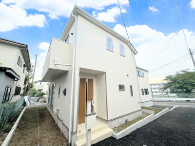 【外観】 | ◇◆上山３丁目　新築戸建て　全2棟◆◇ | ◆堂々たる趣ながら、主張し過ぎずどこか余裕を感じさせるシャープなフォルムで佇む邸宅は、晴天の空と照らし合わせる事で、本来あるべき完成形の姿を見せてくれます。