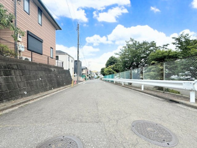【前面道路含む現地写真】 | ◇◆上山３丁目　新築戸建て　全2棟◆◇ | ◆前面道路も幅員があり車の運転も安心！前面道路は閑静な住宅地。車通りの少ない道路です。お子様にも安心です。