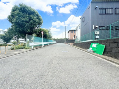 【前面道路含む現地写真】 | ◇◆上山３丁目　新築戸建て　全2棟◆◇ | ◆住宅ローンのご相談や周辺環境のご案内も含め、ローンに詳しい、地元に詳しいスタッフがお出迎えさせていただきます。お気軽にご相談ください。
