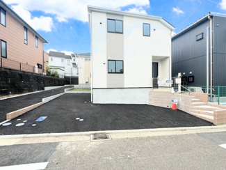 【前面道路含む現地写真】 | ◆堂々たる趣ながら、主張し過ぎずどこか余裕を感じさせるシャープなフォルムで佇む邸宅は、晴天の空と照らし合わせる事で、本来あるべき完成形の姿を見せてくれます。