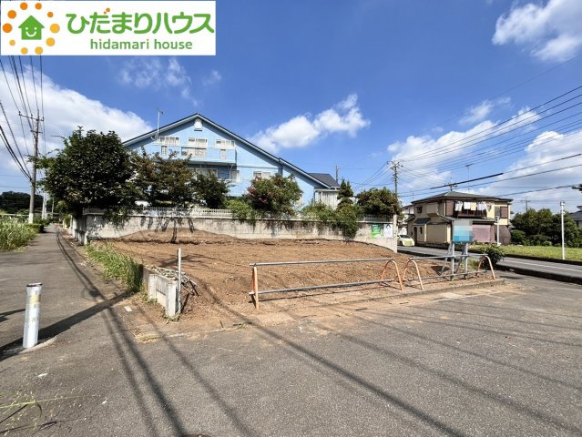 伊奈町寿1丁目　売地の前面道路含む現地写真