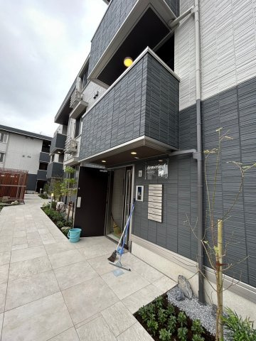 千葉市花見川区幕張本郷７丁目のアパートのエントランス