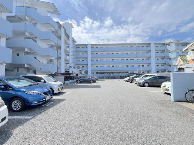 ネオハイツ新室見の駐車場