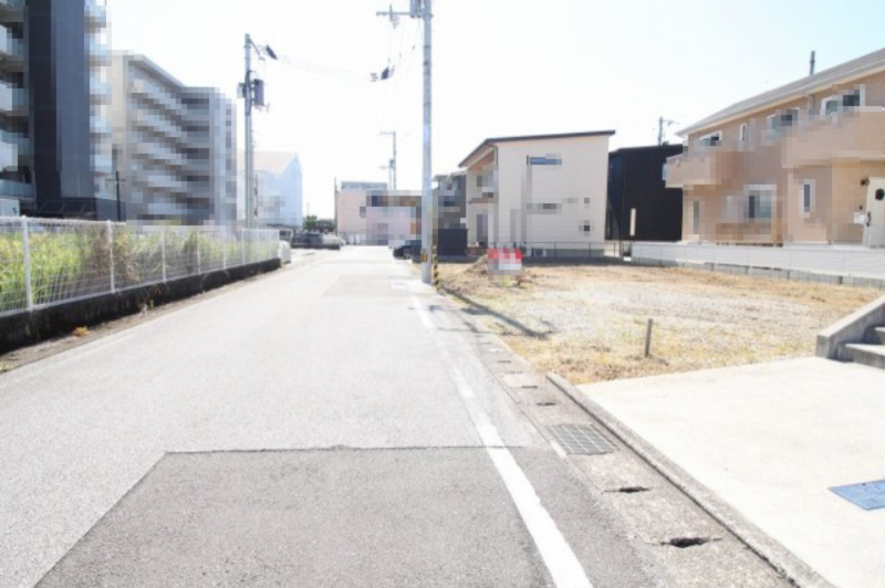 海老ノ丸　建築条件なし　売土地　Ｗ区画の前面道路含む現地写真