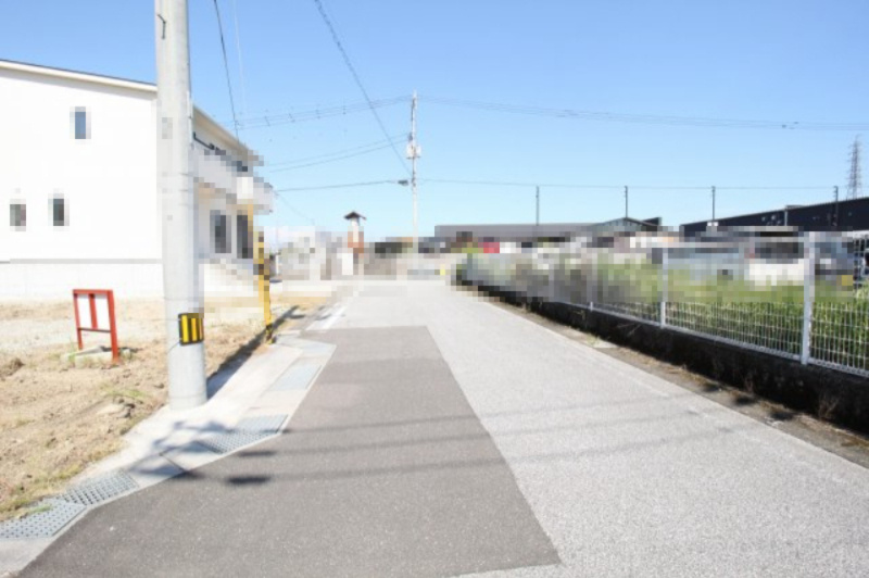 海老ノ丸　建築条件なし　売土地　Ｗ区画の前面道路含む現地写真