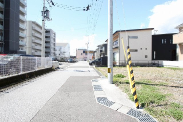 海老ノ丸　建築条件なし　売土地　Ｗ区画の前面道路含む現地写真
