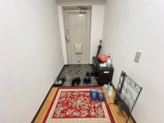 友田町ロイヤルコーポの玄関