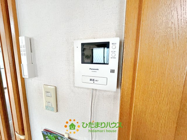 古河市久能　中古一戸建ての居間・リビング|テレビドアホンで防犯対策バッチリです！