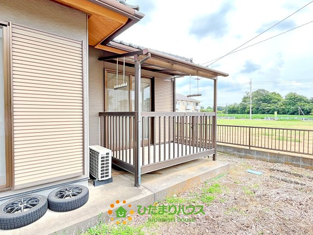古河市久能　中古一戸建てのバルコニー|平屋のバルコニーは屋根有ですので、急な雨が降っても
心配ございません。