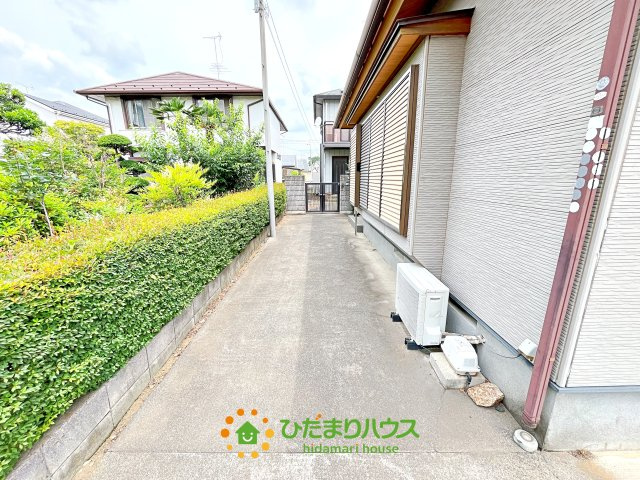 古河市久能　中古一戸建ての外観|平屋から母屋までの通路になります！
しっかり舗装がされておりますので
移動が安心です！