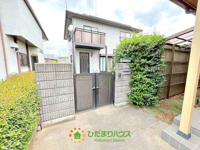 古河市久能　中古一戸建ての外観|母屋の玄関になります！
オープン外構ではなく、門扉と塀に囲まれておりますので
防犯対策もバッチリです！