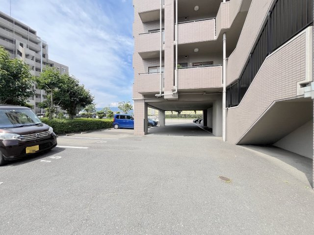 グリーンハイツ室見河畔の駐車場