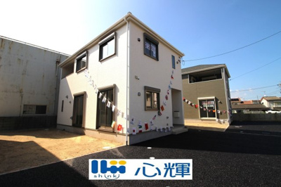 【外観】 | クレイドルガーデン宇部市文京町第一（2号棟） | 明るい日差しが差し込む現地。車もゆったり駐めることができます。ぜひ現地をご覧ください。
