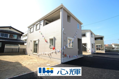 【外観】 | クレイドルガーデン宇部市文京町第一（3号棟） | 家の顔となる玄関は洋風なデザイン。スッキリとした広さを確保し、沢山のゲストを迎えても安心です。