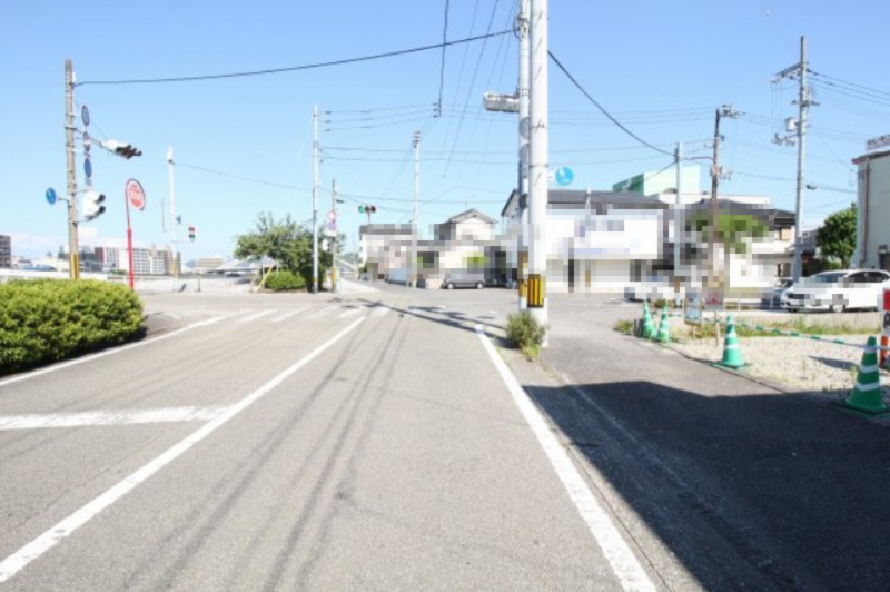 役知町　建築条件なし　売土地の前面道路含む現地写真