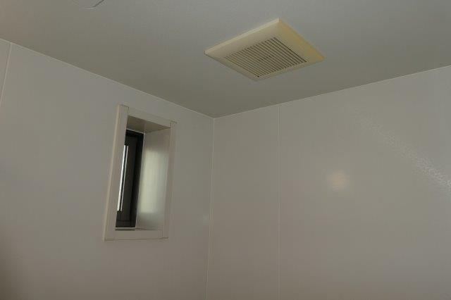 メゾンデラＷ　Ｃの浴室|浴室窓・換気扇