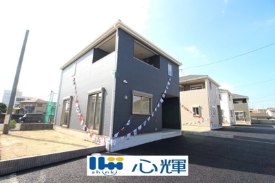 【外観】 | クレイドルガーデン宇部市文京町第一（4号棟） | 明るい日差しが差し込む現地。車もゆったり駐めることができます。ぜひ現地をご覧ください。
