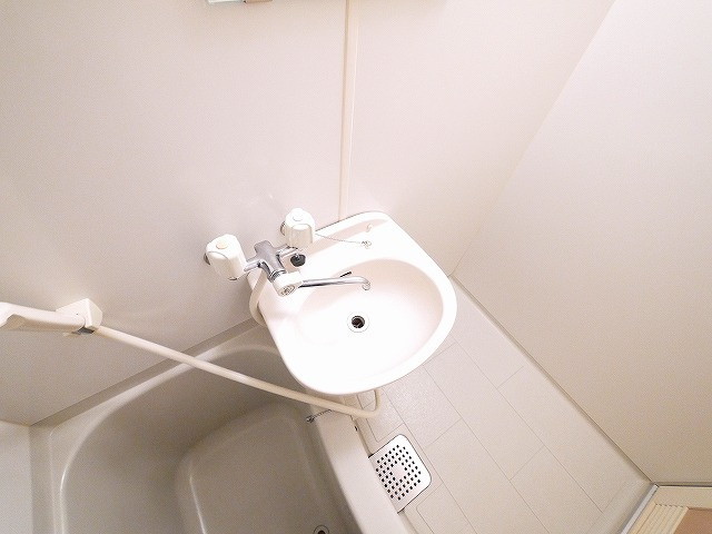 レオパレスグリシーナの洗面所|ゆったりとスペースのある洗面所