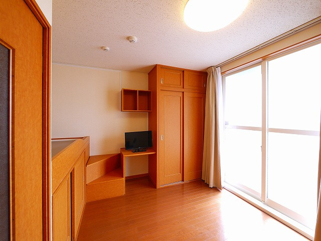 レオパレスグリシーナの内装|明るい色調の室内です