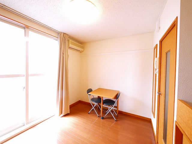 レオパレスグリシーナの洋室|明るい洋室です