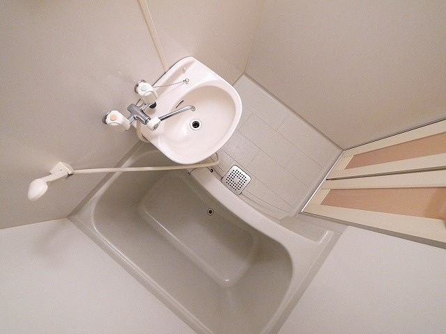 レオパレスグリシーナの浴室|ゆったり過ごせるお風呂です