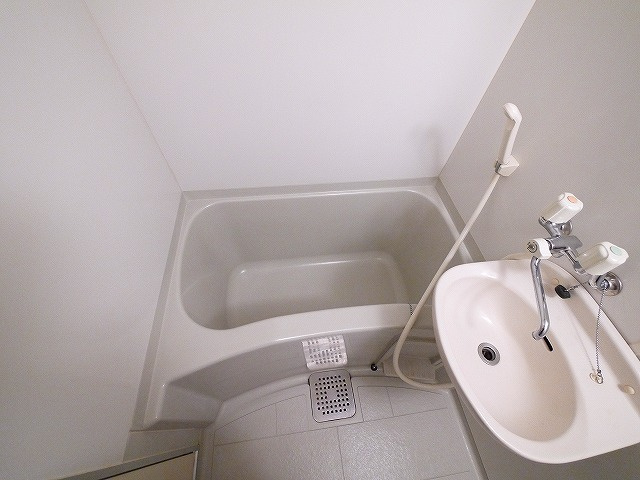 レオパレスグリシーナの浴室|コンパクトで使いやすいお風呂です