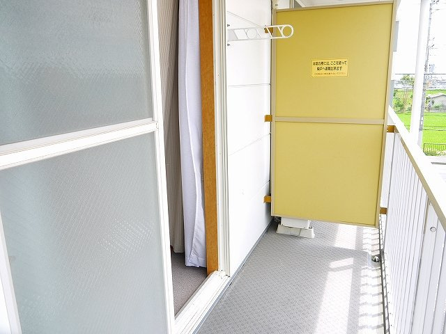 レオパレスグリシーナのバルコニー|バルコニーからの眺めを楽しみながら食事をしませんか