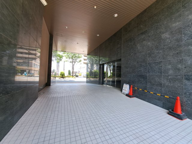 サンデュエル前橋大手町のエントランス|エントランスは売屋根付きです！お車も通れますのでご家族の方は先にこちらで降りていただくことも可能です！
