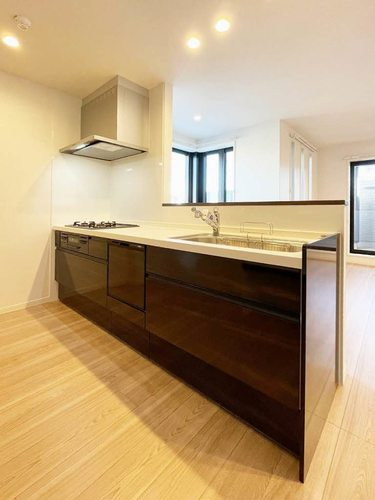 リラグラッド　ヴィラ　南八幡のキッチン|人気の対面型システムキッチン♪