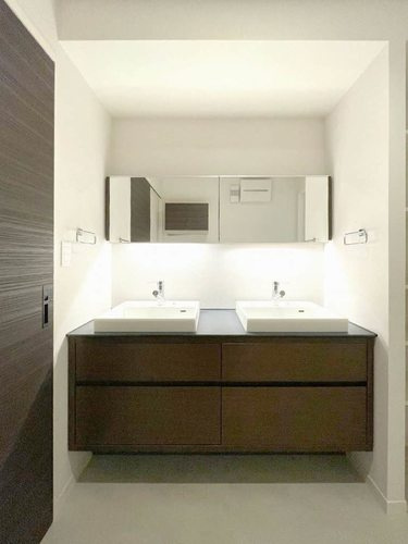 リラグラッド　ヴィラ　南八幡の洗面所|洗面所はダブルボウルだから朝も混雑しらず…。