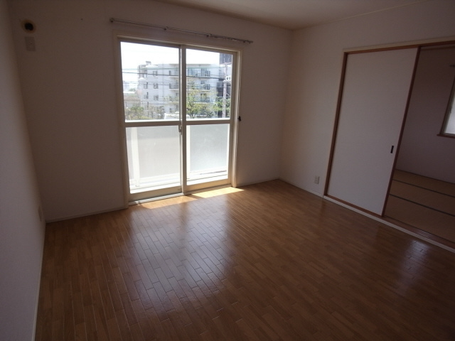 芦屋市翠ケ丘町のアパートの居間・リビング