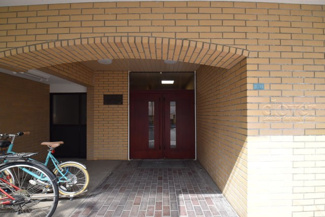 【エントランス】 | お客様を、そして住人を出迎えてくれるマンションのエントランス。ゴミが落ちていないことからも、管理状態の良さや住民の節度の高さが見て取れます。～即日のご見学可能～　お問合せはお気軽にどうぞ。