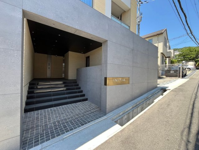 イニシア神戸森北町のエントランス