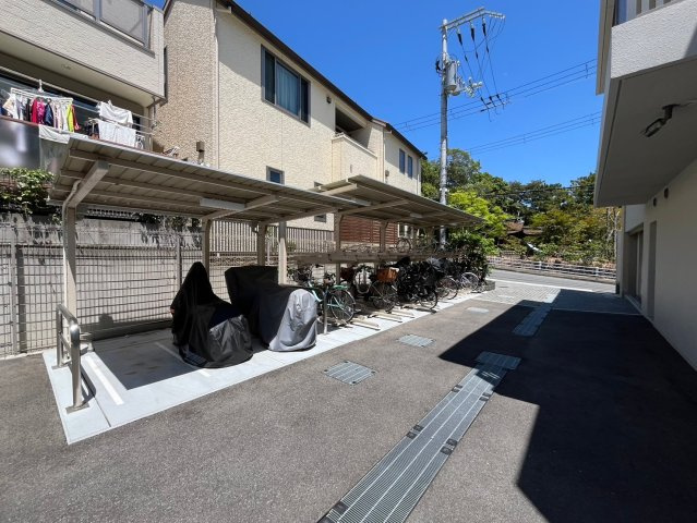 イニシア神戸森北町の駐車場