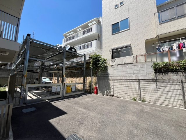 イニシア神戸森北町の駐車場