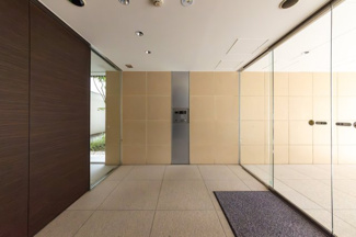 【エントランス】 | 非接触型のオートロック、来訪者の顔が見えるモニター付きインターホンを完備。