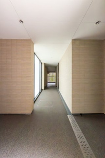 【その他共用部分】 | 外の空気を感じられる半内廊下設計です。