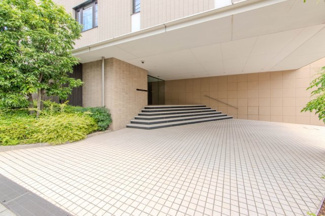 【エントランス】 | エントランス前には車寄せがあり、雨天時の荷積み、荷下ろしや、ご家族の乗降に大変便利です。