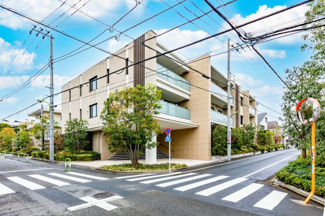 【外観】 | 都心のハイエンドなレジデンスの設計を手がける「アーキサイトメビウス」の設計による、用賀・深沢エリアの邸宅街に溶け込むモダンな外観デザイン。