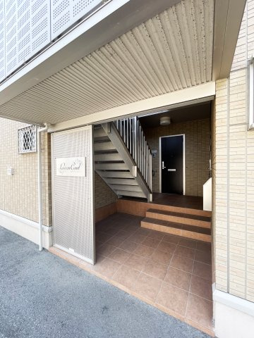 徳島市春日２丁目のアパートのエントランス