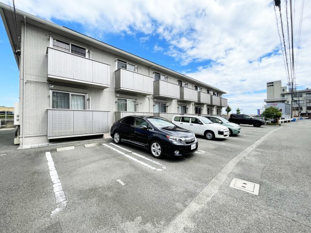 リヴェール F棟の駐車場